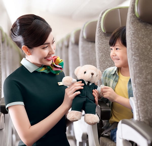 quy-dinh-tre-em-di-may-bay-EVAAirways-2-min