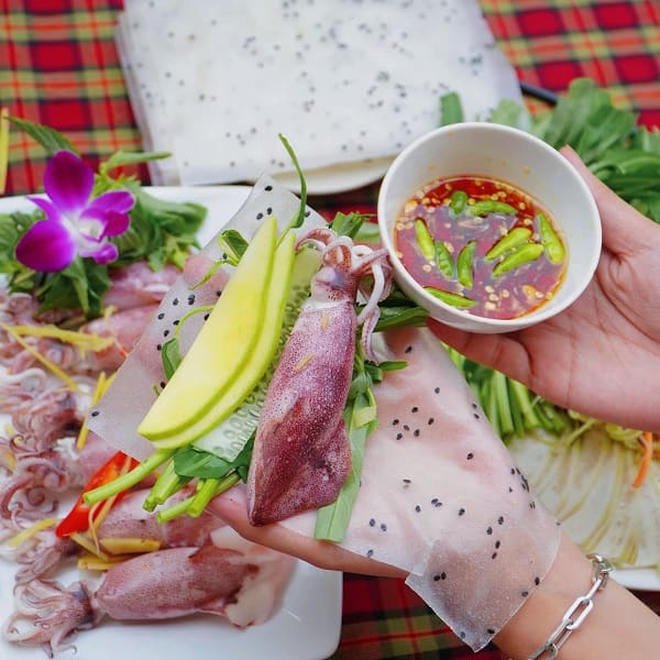 Thưởng thức mực hấp cuốn rau muống – món ngon đang “làm mưa làm gió” tại Đà Nẵng
