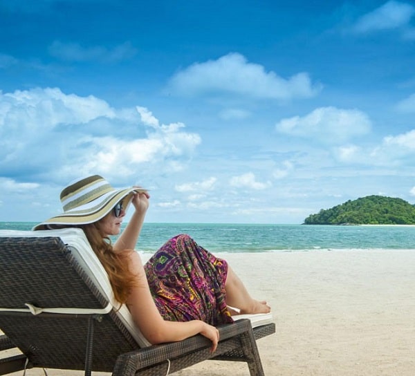 Pantai-Cenang-ruc-ro-mua-he-2-min