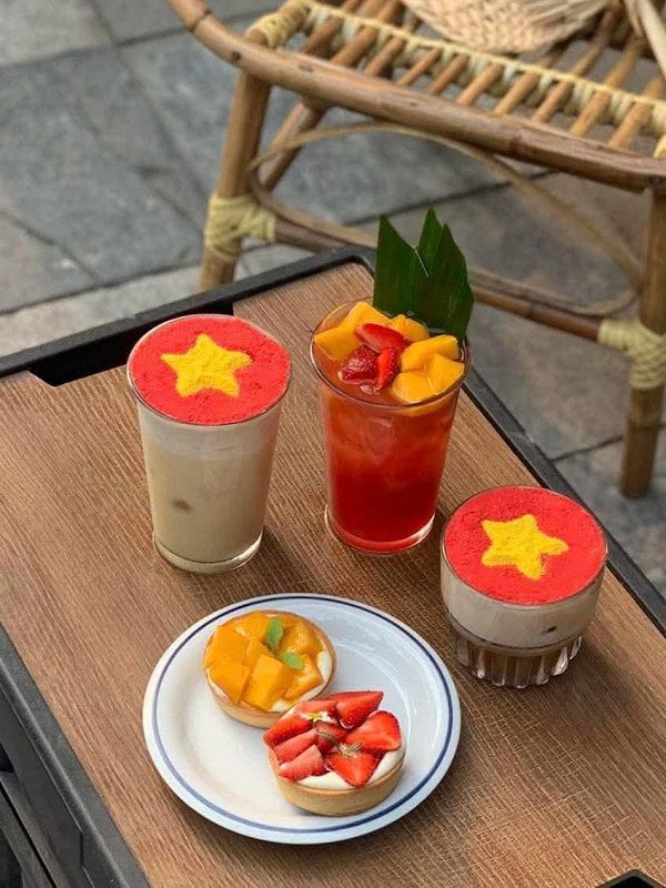 Ghé chơi những quán cà phê rực rỡ cờ hoa dịp Quốc khánh ở Hà Nội