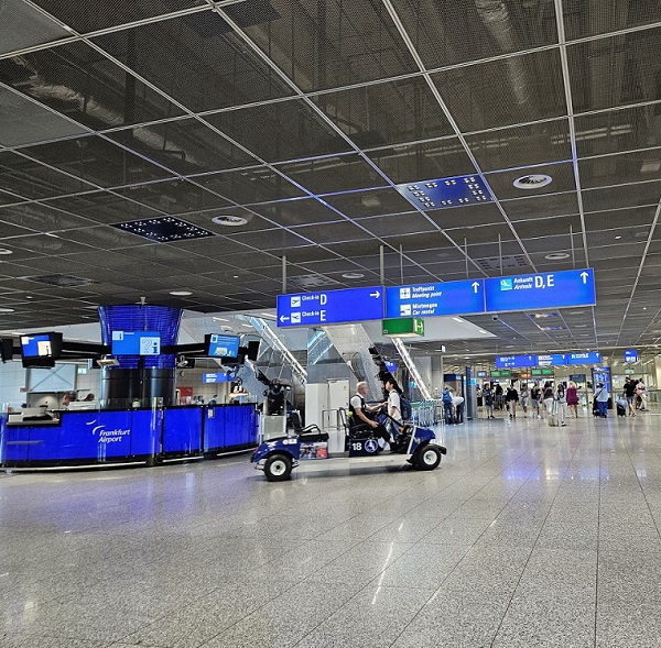 VNA-thay-doi-quay-lam-thu-tuc-tai-san-bay-Frankfurt-1