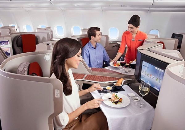 Hãng hàng không Garuda Indonesia cung cấp mấy hạng ghế trên chuyến bay?