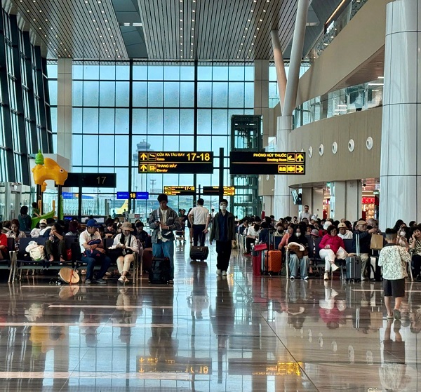 di-nham-tai-san-bay-tan-son-nhat-tet-1