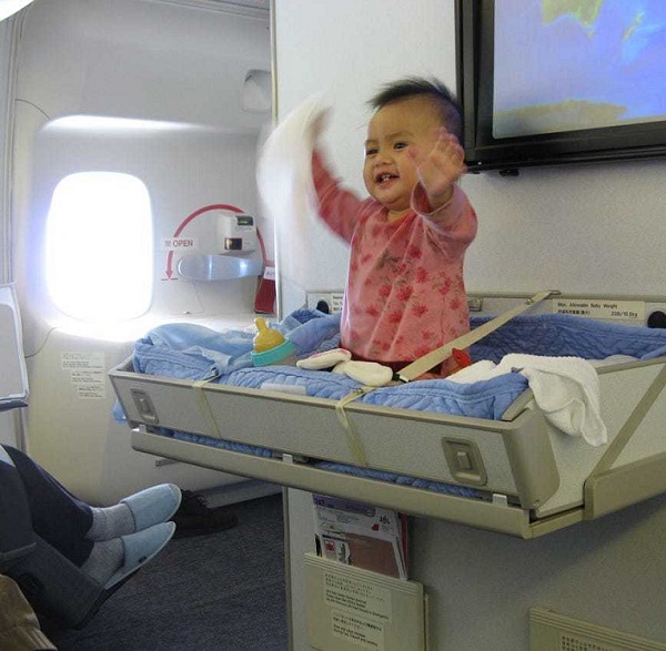 Tìm hiểu về chiếc “ghế đặc biệt” của em bé trên máy bay