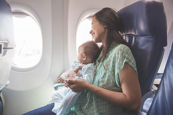 Kinh nghiệm đi máy bay cùng trẻ sơ sinh bạn nên biết