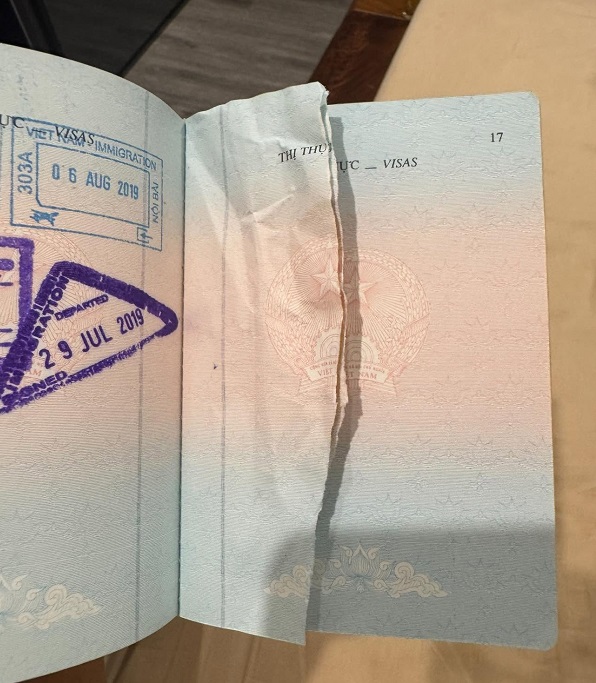 Hành khách cần làm gì khi hộ chiếu bị rách, hỏng hoặc mất tại sân bay?