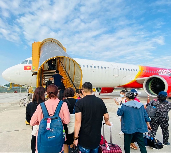 Bạn có biết: Vì sao hành khách thường lên máy bay từ phía bên trái?